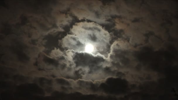 El lapso de tiempo de una luna llena con nubes — Vídeo de stock