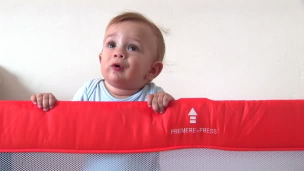 Bébé commence à pleurer — Video