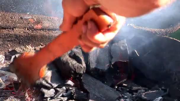 Voorbereiding van barbecue brand — Stockvideo