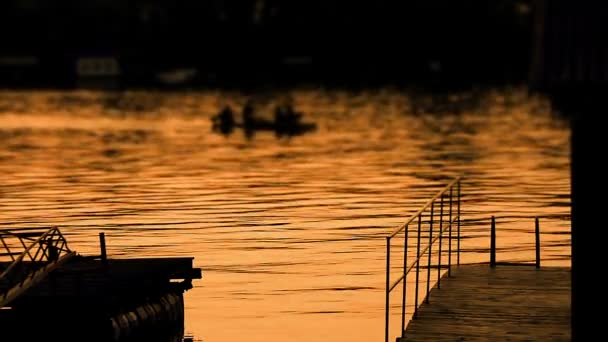 Crépuscule sur la rivière Sava avec pontons et quais — Video