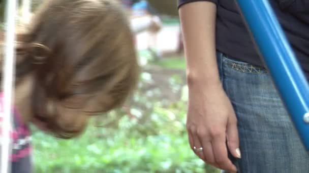 Маленькая девочка колеблется, пока ее мама контролирует — стоковое видео