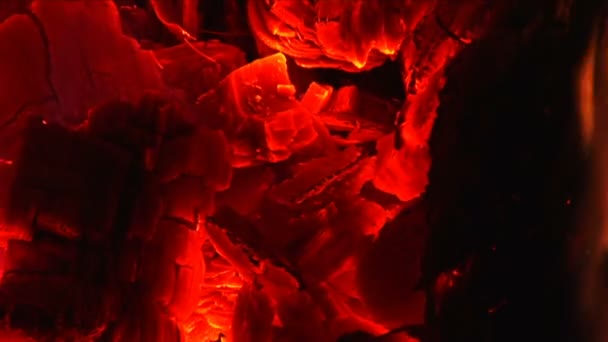 Vrai feu, gros plan. Flammes et braises !
