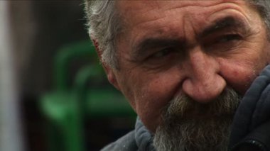 bakan yaşlı sakallı adam