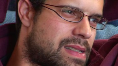 Genç adam gülümsüyor