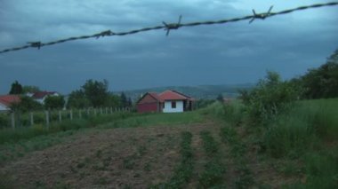 sadece fırtınadan önce dikenli tel ile evler
