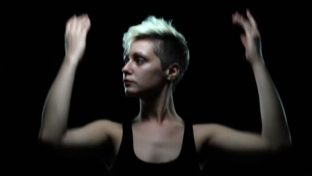 Спокойная женщина танцует медленно — стоковое видео