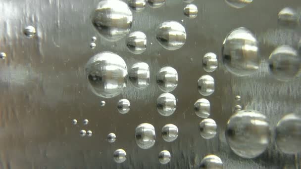 Miroir comme la surface de l'eau avec des bulles — Video