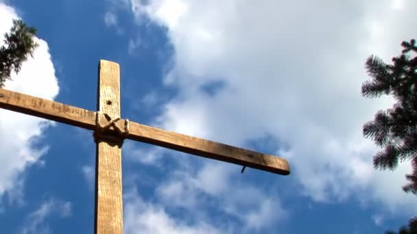 Wooden cross against blue sky — Stock Video