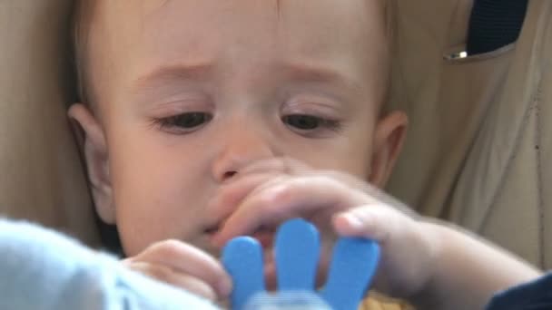 Lindo bebé masticando la mano de goma porque sus dientes están creciendo — Vídeos de Stock