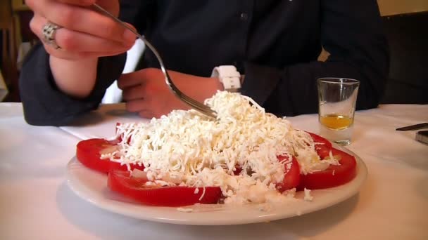 Makan keju dan salad tomat — Stok Video