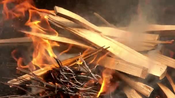 Voorbereiding van barbecue brand in slow motion — Stockvideo