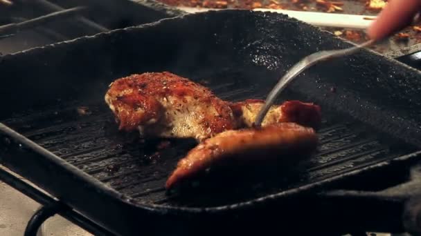 Frituren kipfilet van op een pan — Stockvideo