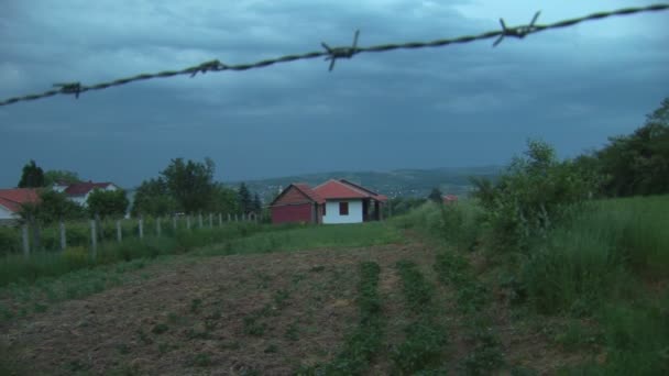 Häuser mit Stacheldraht kurz vor dem Sturm — Stockvideo