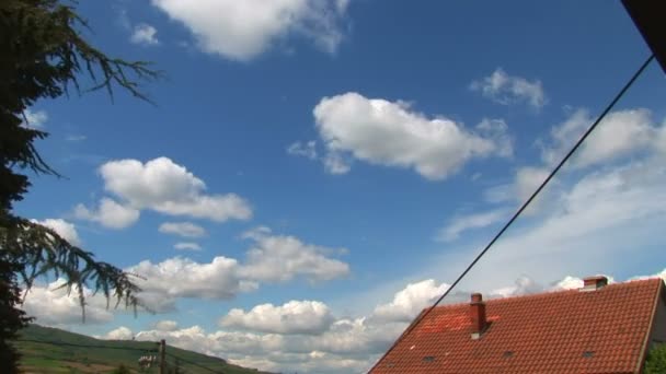 Wolken boven dorpswoningen — Stockvideo