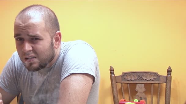Jeune homme assis et fumeur — Video