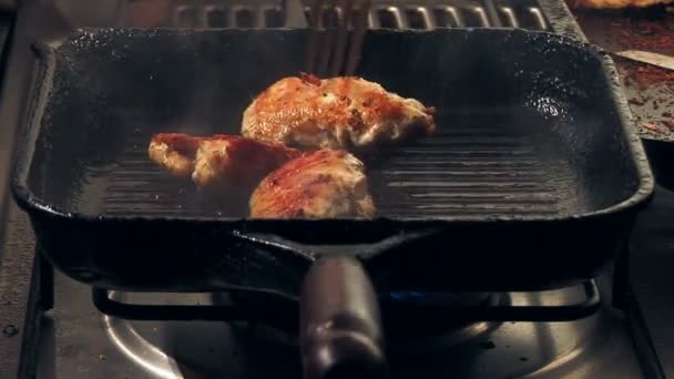 Жареное куриное филе на сковороде. ! — стоковое видео