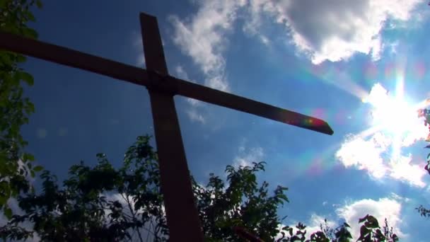 Drewniany krzyż przed błękitnym niebem Wideo Stockowe bez tantiem