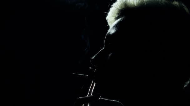 Fille avec punk coupe de cheveux fumer une cigarette — Video