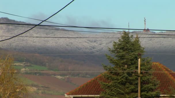 Nubes sobre casas de pueblo — Vídeos de Stock