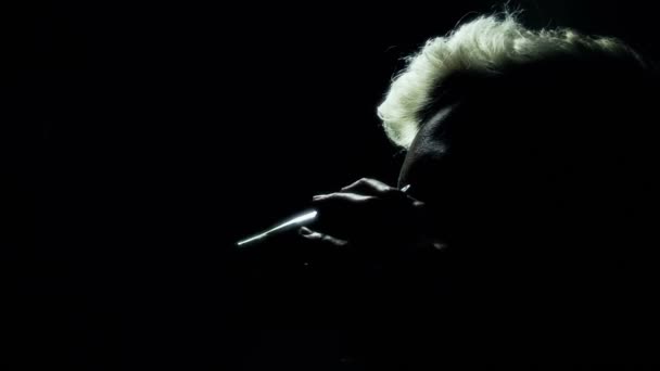 Full-HD-Zeitlupe - Silhouette eines rauchenden Punk-Mädchens - gefilmt mit 35mm-Kamera! — Stockvideo
