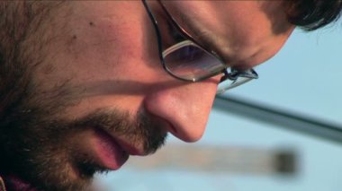 ciddi delikanlı aşağı bakıyor