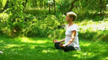 genç, sarışın kadın parkta meditasyon