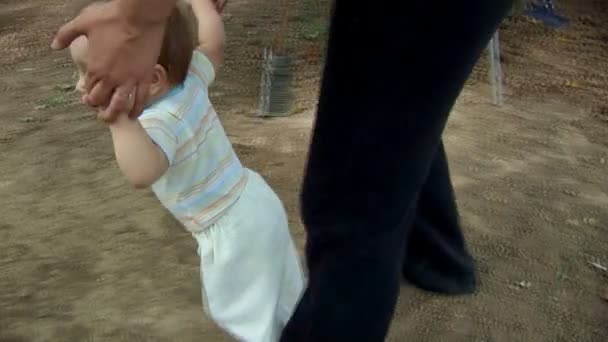 Baby boy learning to walk (steady-cam used) — Stock Video