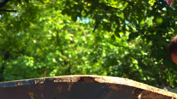 Jeune homme creusant dans son jardin .