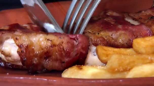 Comer carne y papas fritas — Vídeos de Stock