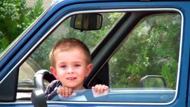 Jeune enfant sautant dans une voiture — Video