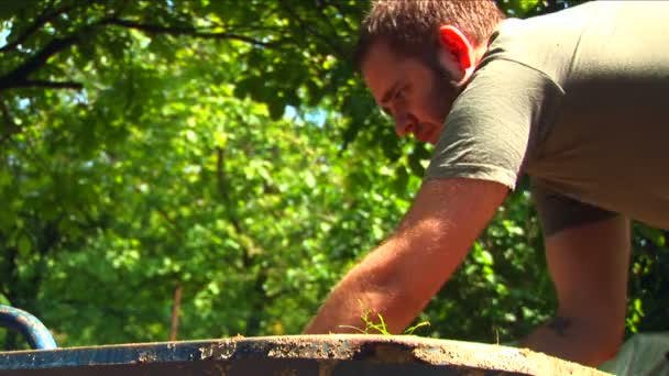 Jeune homme creusant dans son jardin .