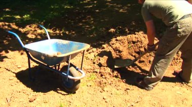 genç adam onun arka bahçesinde kazı