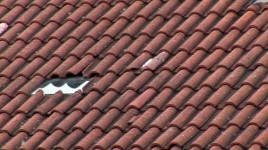 Sağdaki - çatı ile kırmızı slates yavaş pan