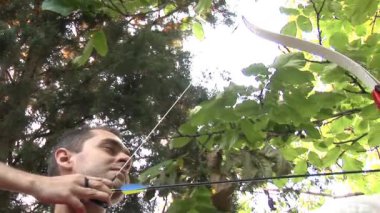 genç adam okçuluk doğada pratik