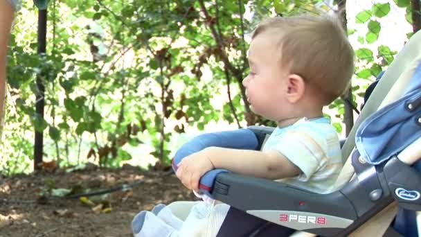 Bebek çocuk onun emzik yere atma — Stok video