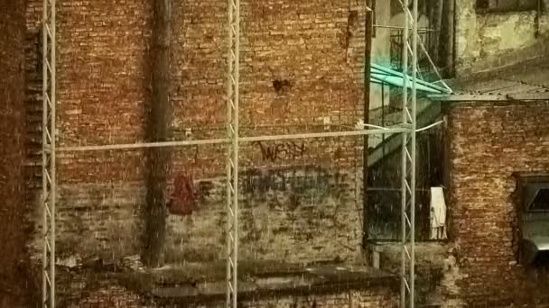 De fortes pluies dans la ville - artistiquement 