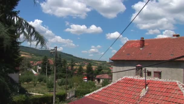 Wolken über Dorfhäusern — Stockvideo