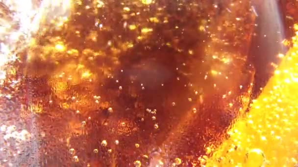 玻璃填充与苏打水、 冰和柠檬 — 图库视频影像
