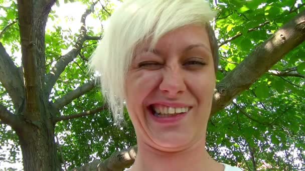 面白いの若い女性が顔を作る — ストック動画
