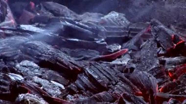 Yangın Barbekü yakın çekim için. dokunarak kor