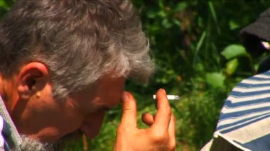 yaşlı sakallı bir adam Sigara