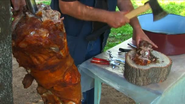 Chopping a traditional Serbian roasting of a lamb — Stock Video