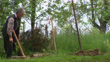 üst düzey sakallı adam kazma sonra dinlenme.