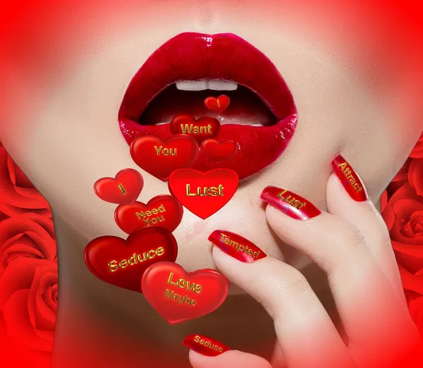 La bouche de la femme avec des cœurs rouges et des messages d'amour écrits sur eux . — Photo