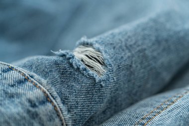 Paramparça kot pantolon kumaşı. Yırtılmış kot pantolon mavi kumaş arka plan