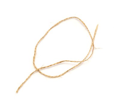 Beyaz arka planda sicim. Paketleme için iplik. İzole et.