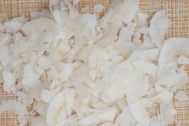 Arka planda hindistan cevizi gevreği ya da hindistan cevizi kırıntısı. Yaklaş, seçici odaklanma.