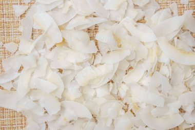 Arka planda hindistan cevizi gevreği ya da hindistan cevizi kırıntısı. Yaklaş, seçici odaklanma.