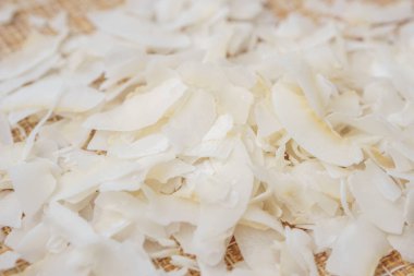 Arka planda hindistan cevizi gevreği ya da hindistan cevizi kırıntısı. Yaklaş, seçici odaklanma.