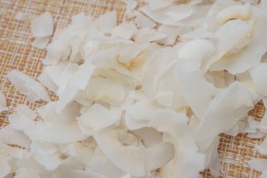 Arka planda hindistan cevizi gevreği ya da hindistan cevizi kırıntısı. Yaklaş, seçici odaklanma.